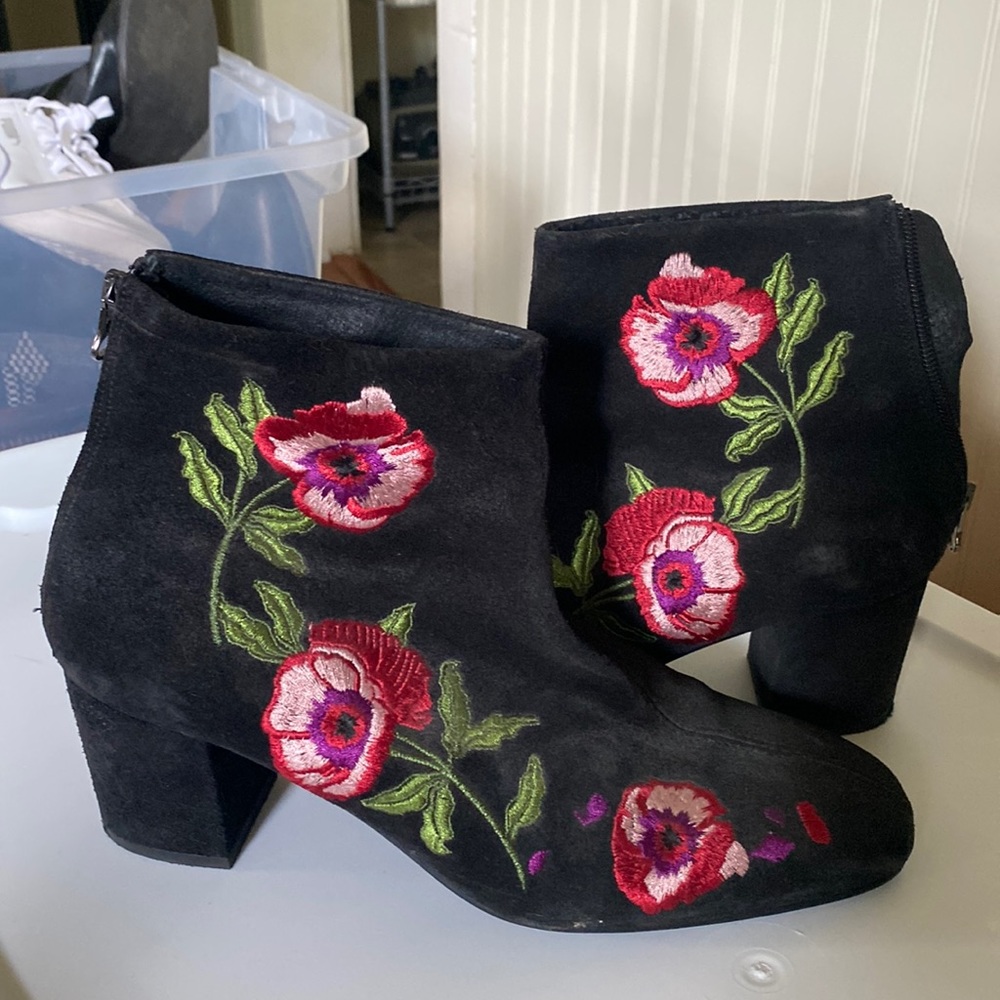 Size 10/41 Embroidered flower suede ankle boots.